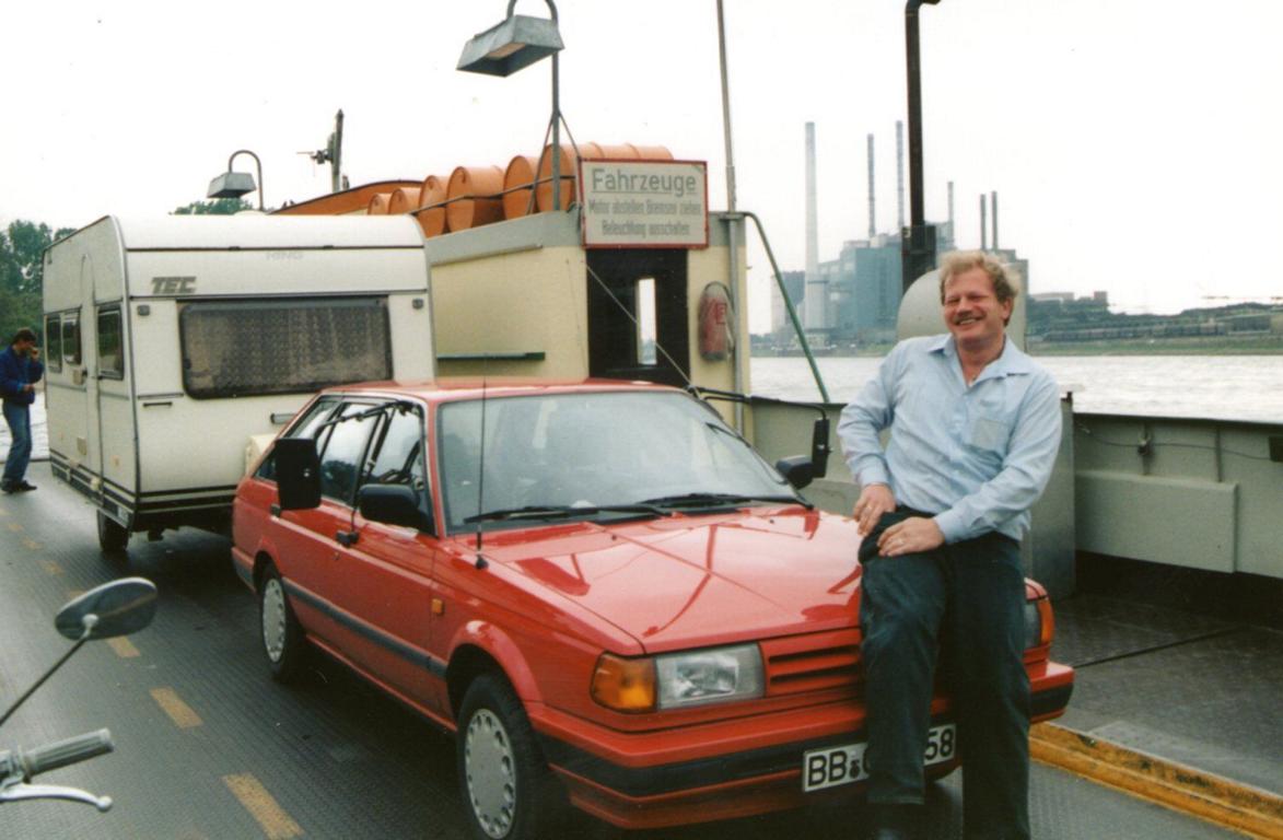 Nissan Sunny auf der Faehre
